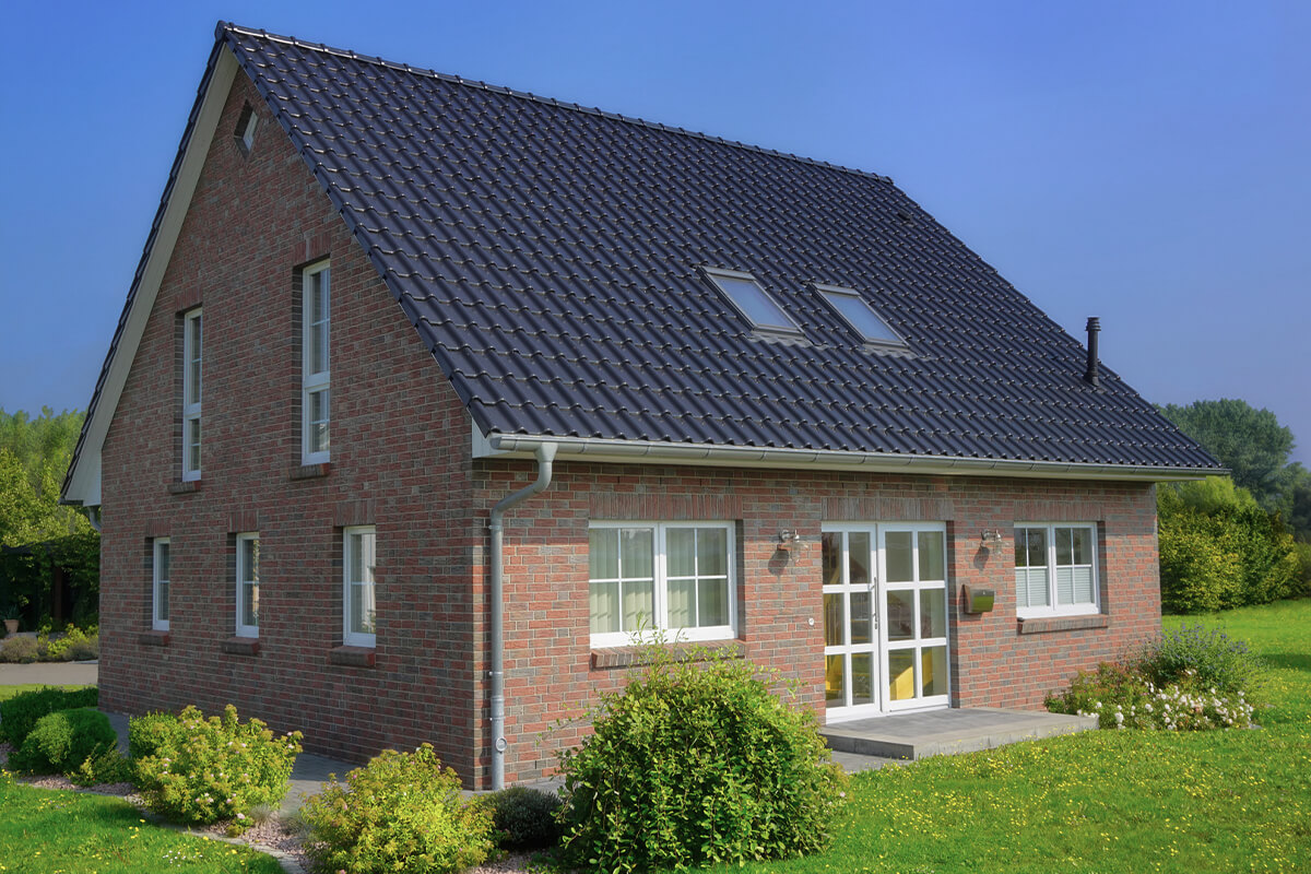 Einfamilienhaus von SYSTEM MASSIVHAUS mit Satteldach rot verklinkert