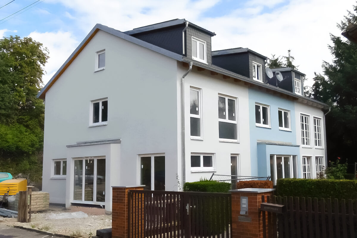 Mehrfamilienhaus von SYSTEM MASSIVHAUS mit Satteldach mit Keller