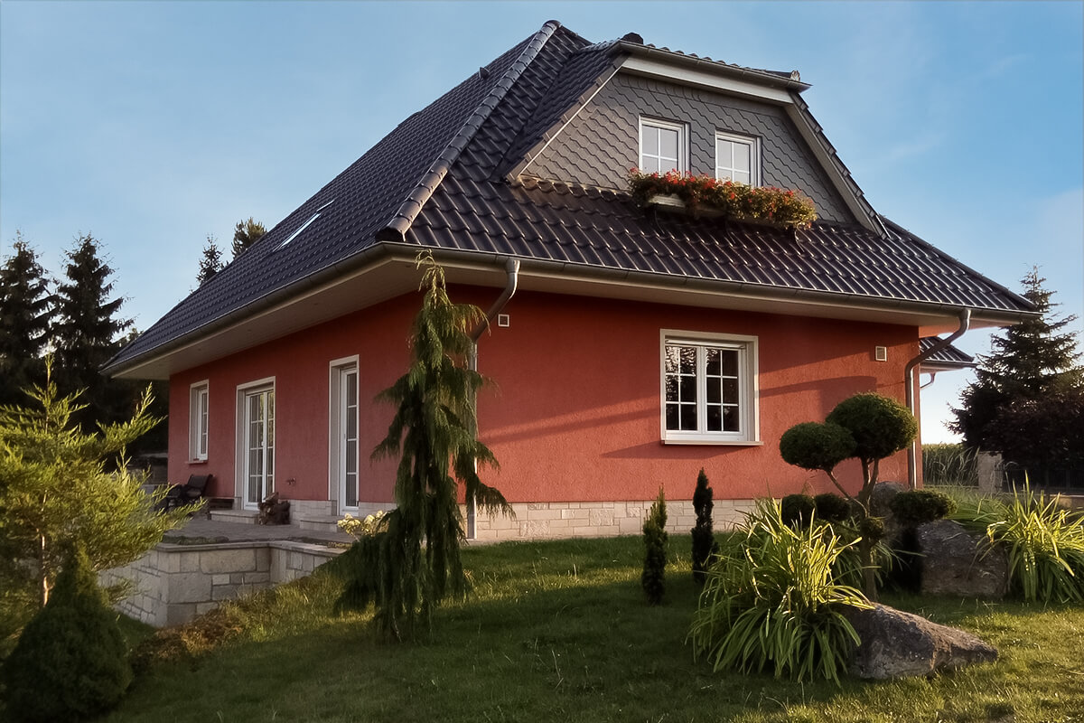 Winkelbungalow von SYSTEM MASSIVHAUS mit Walmdach und Dachgeschoss