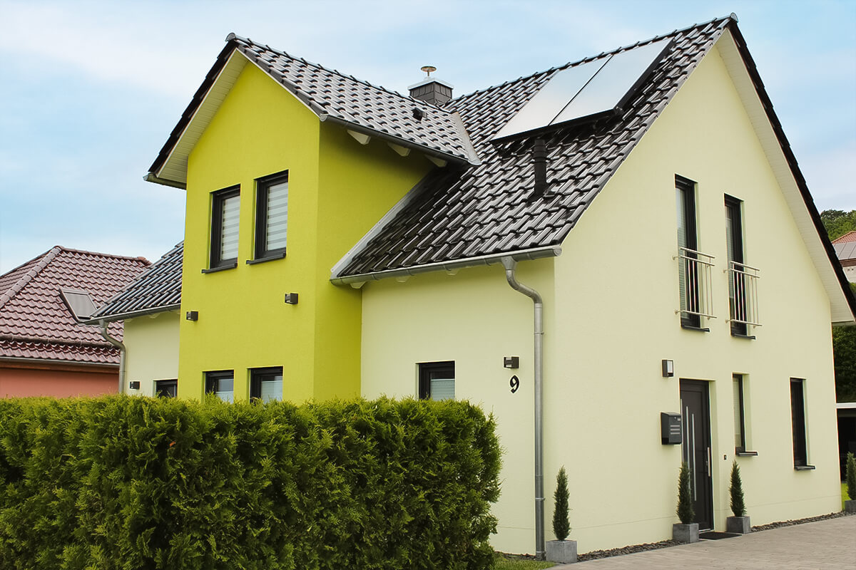 Einfamilienhaus von SYSTEM MASSIVHAUS mit Satteldach