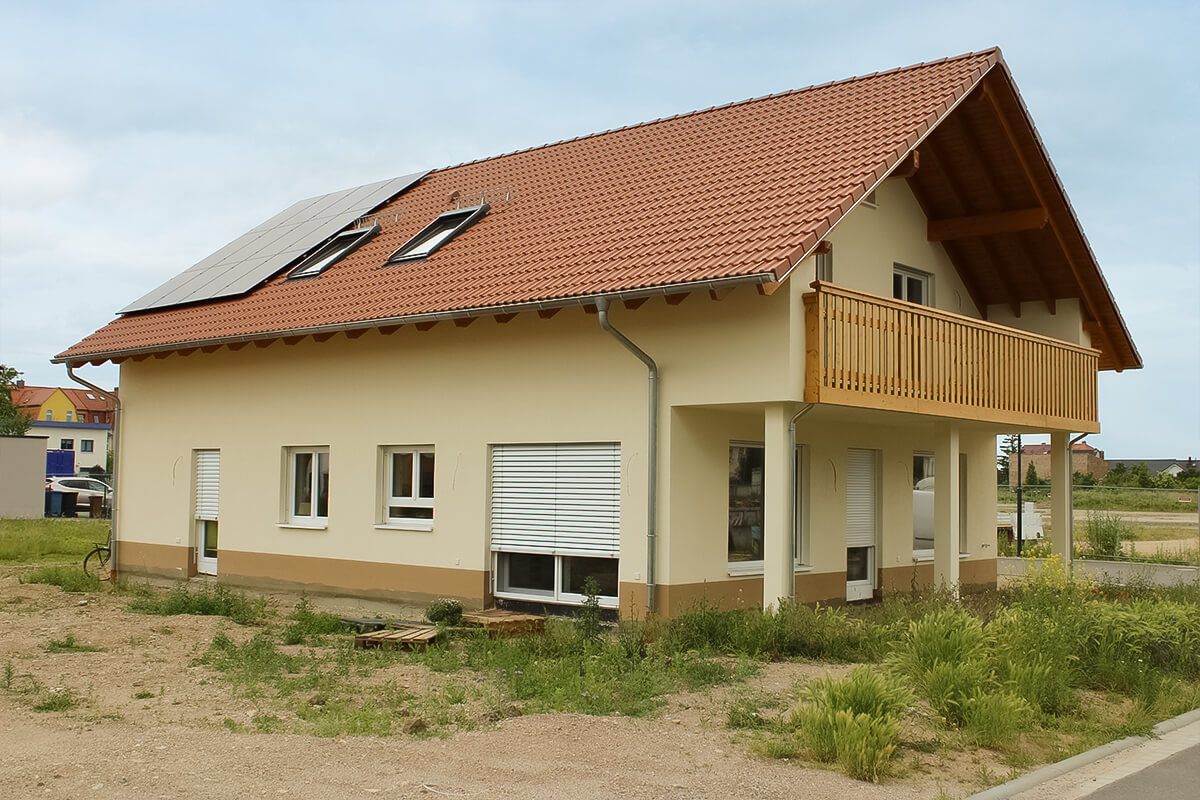 Einfamilienhaus von SYSTEM MASSIVHAUS mit Satteldach