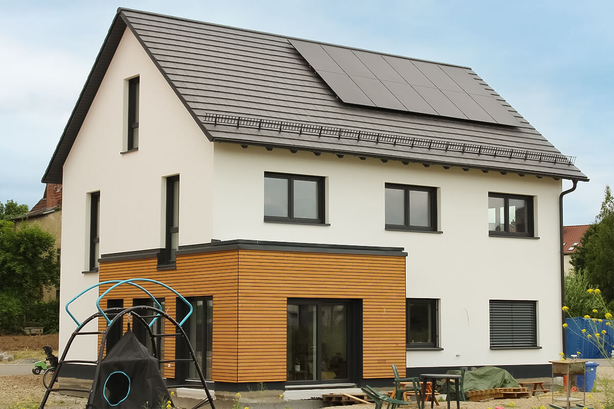 Einfamilienhaus von SYSTEM MASSIVHAUS mit Satteldach