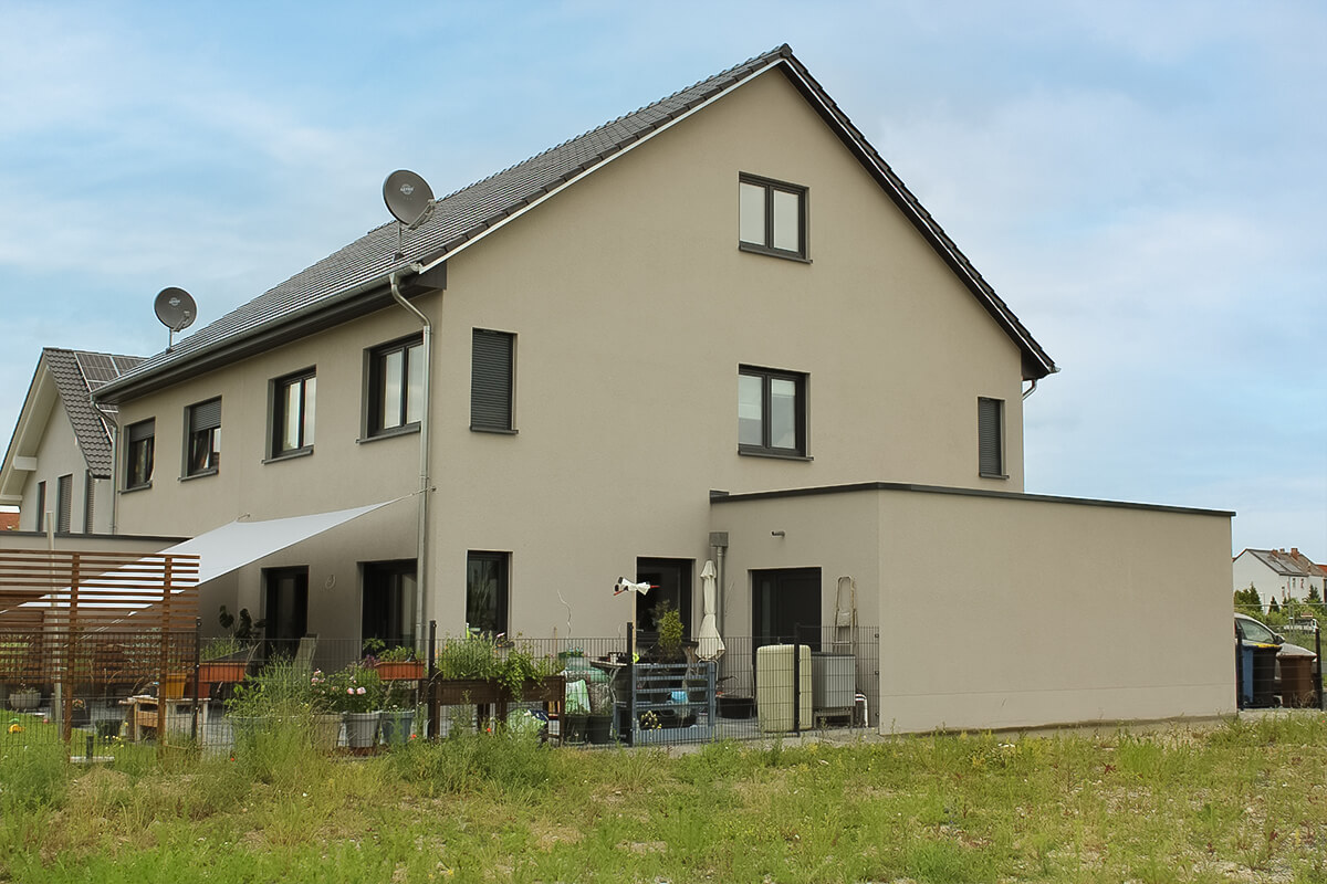 Doppelhaushaus von SYSTEM MASSIVHAUS mit Satteldach