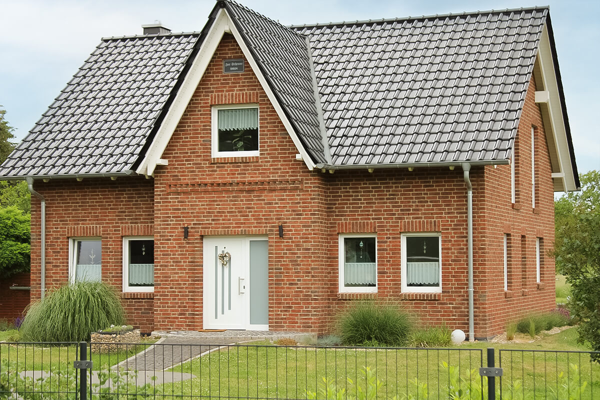 Einfamilienhaus von SYSTEM MASSIVHAUS mit Satteldach rot verklinkert