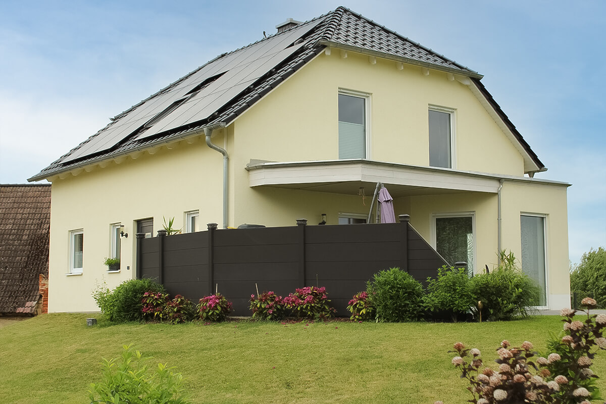 Massivhaus von SYSTEM MASSIVHAUS mit Krüppelwalmdach und Keller