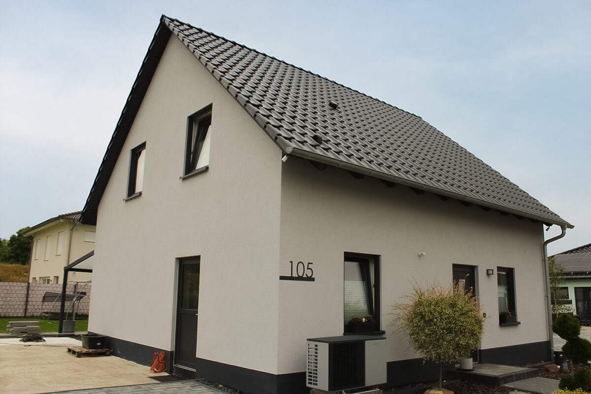 Einfamilienhaus von SYSTEM MASSIVHAUS mit Satteldach