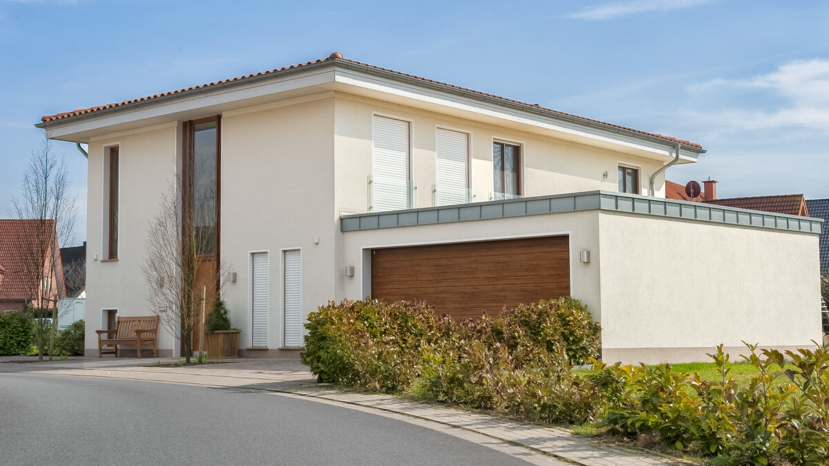 Stadtvilla von SYSTEM MASSIVHAUS mit Zeltdach
