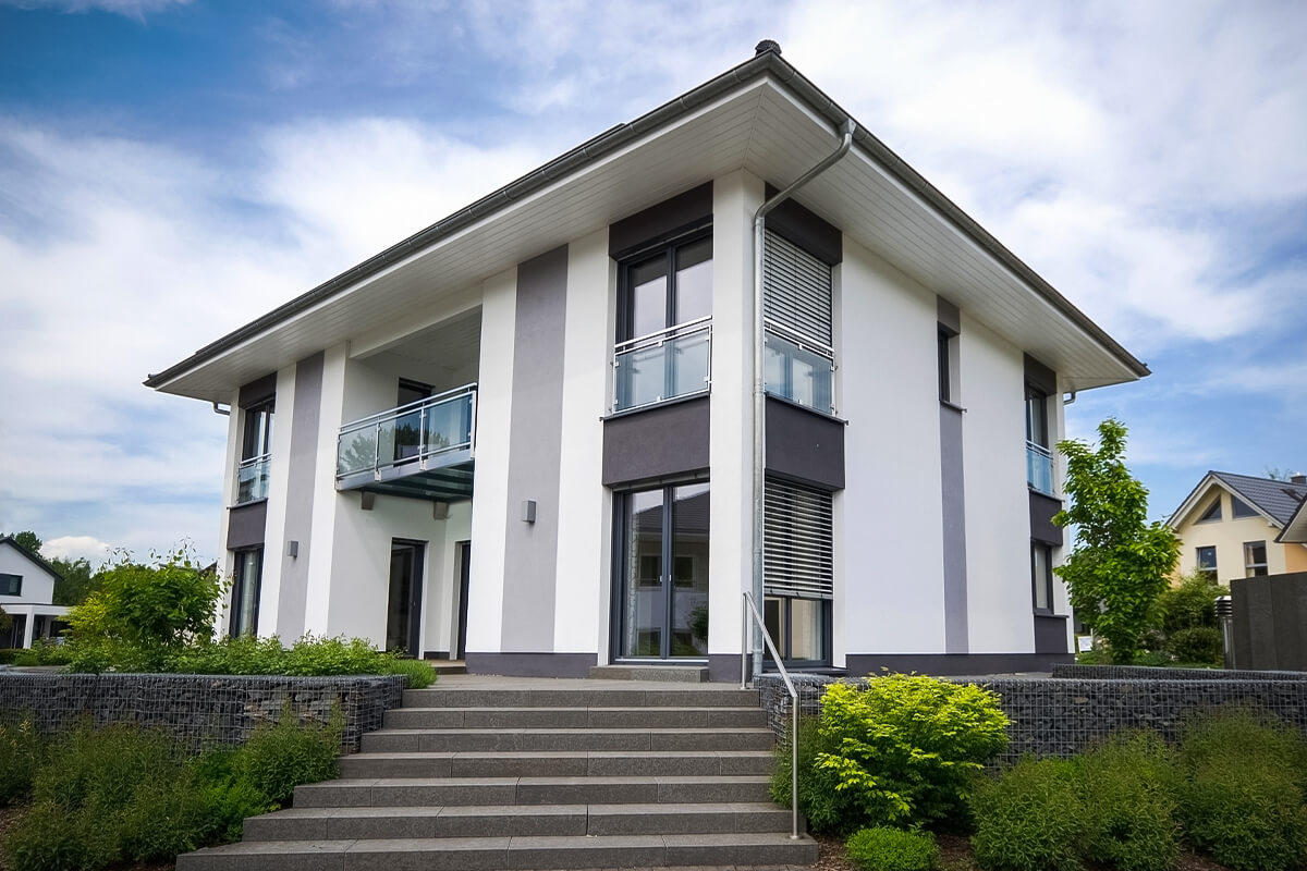 Stadtvilla von SYSTEM MASSIVHAUS mit Zeltdach