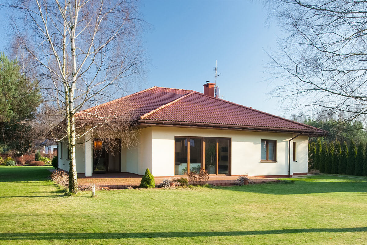 Bungalow von SYSTEM MASSIVHAUS mit Walmdach