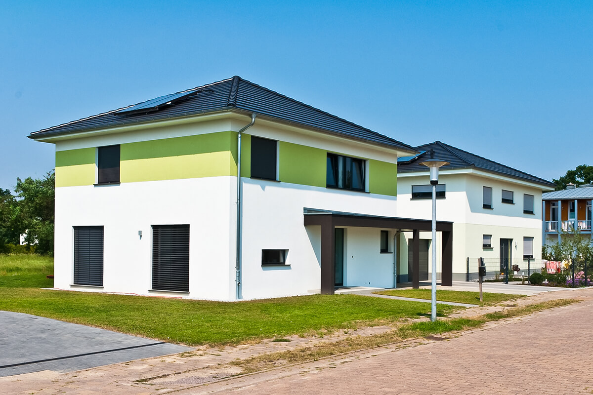 Stadtvilla von SYSTEM MASSIVHAUS mit Zeltdach