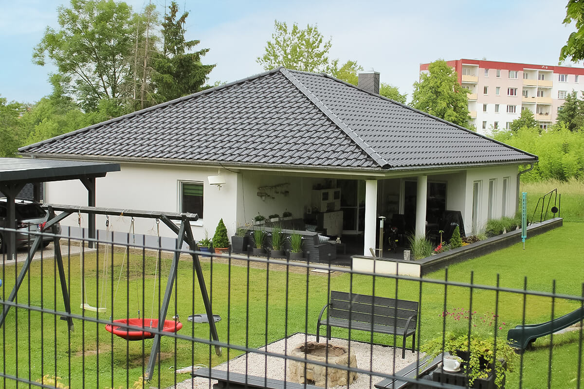 Bungalow von SYSTEM MASSIVHAUS mit Walmdach