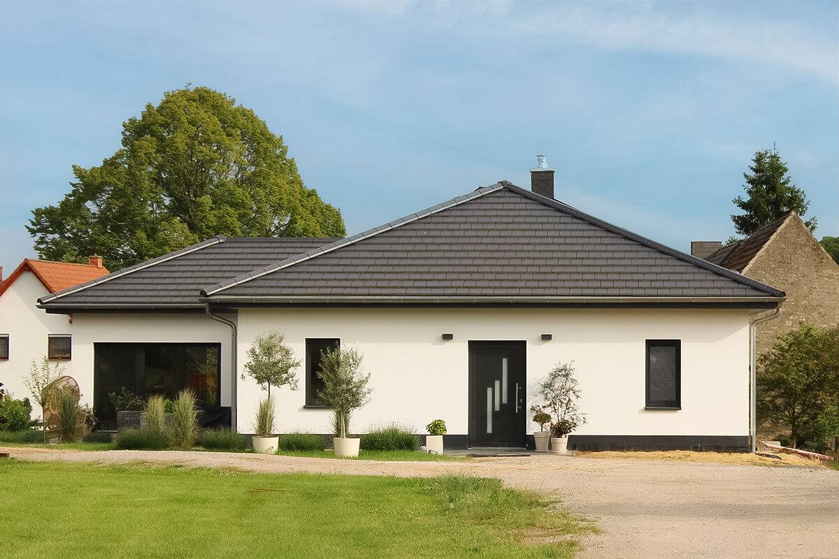 Bungalow von SYSTEM MASSIVHAUS mit Zeltdach