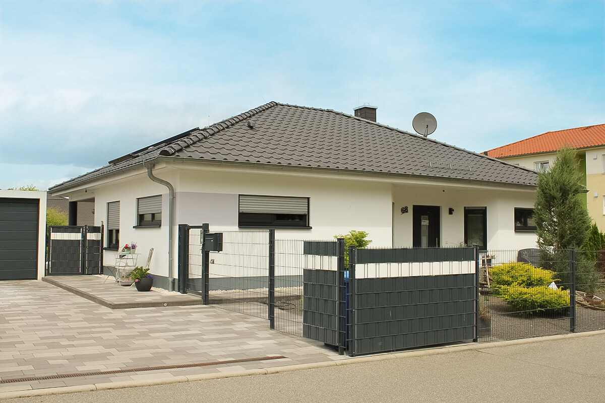 Bungalow von SYSTEM MASSIVHAUS mit Walmdach