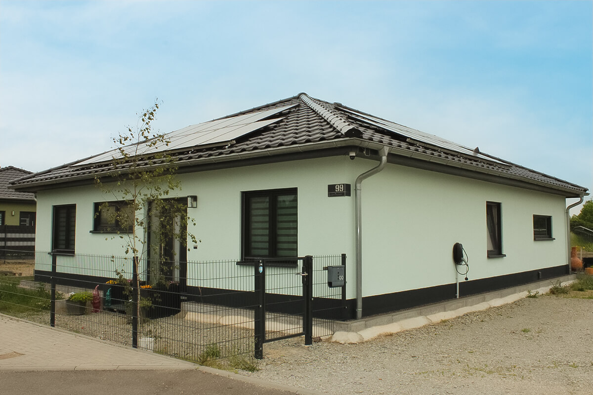 Bungalow von SYSTEM MASSIVHAUS mit Walmdach