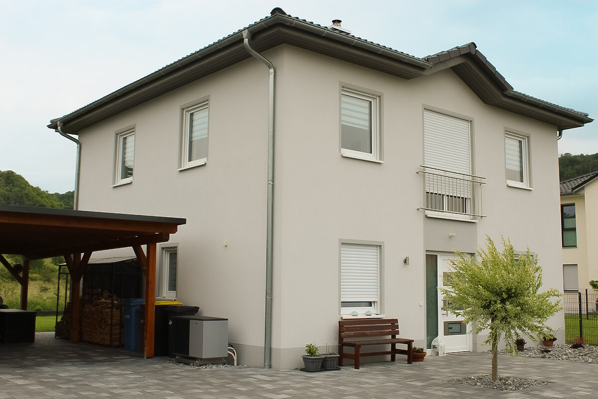 Stadtvilla von SYSTEM MASSIVHAUS mit Walmdach