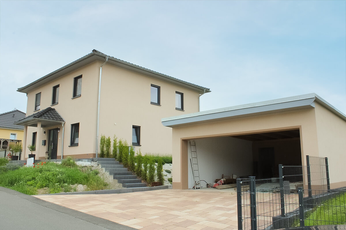 Stadtvilla von SYSTEM MASSIVHAUS mit Walmdach