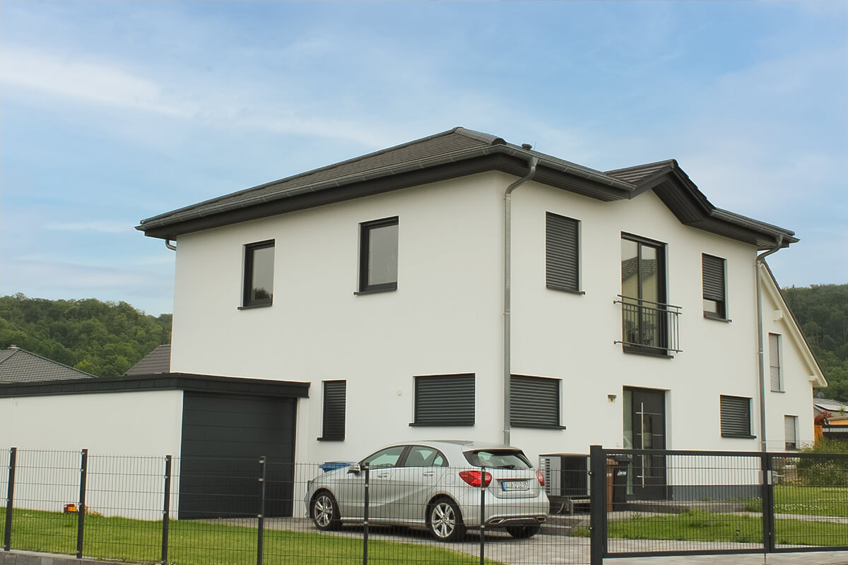 Stadtvilla von SYSTEM MASSIVHAUS mit Walmdach