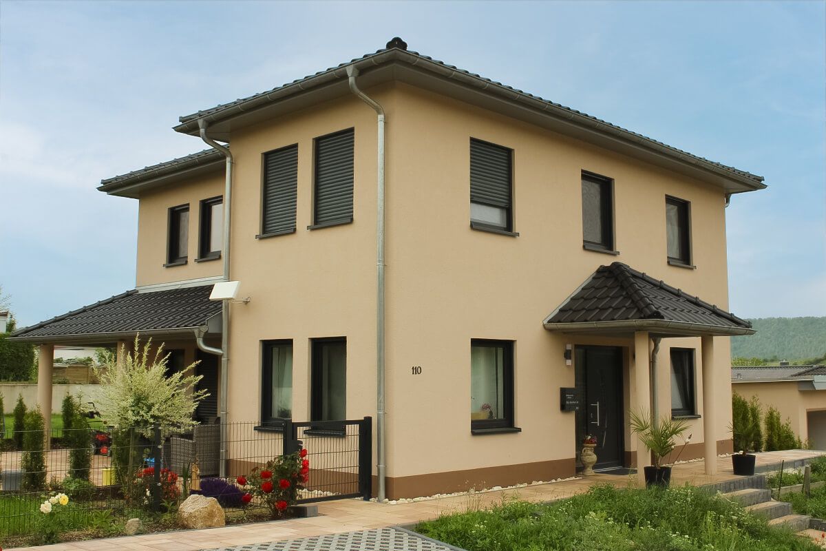 Stadtvilla von SYSTEM MASSIVHAUS mit Walmdach